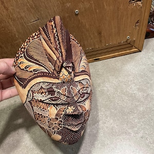 Vintage indonesisk batikträmask, handskuren javanesisk fågelväggkonst, tribal folkdekor