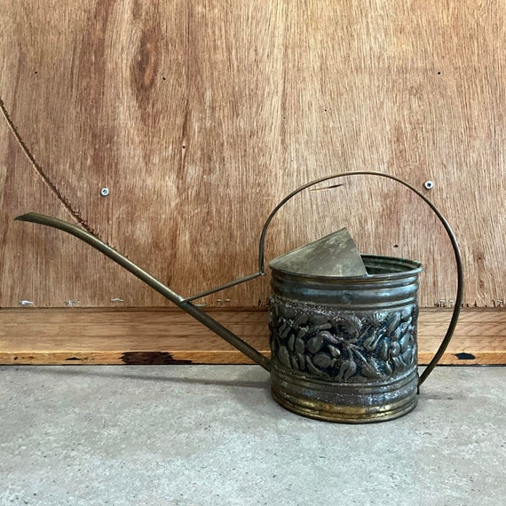 Vintage oder Antique Messing Gießkanne, Jungalow, Plantaholic, Shelf Styling, England, Patina, Gartenkunst