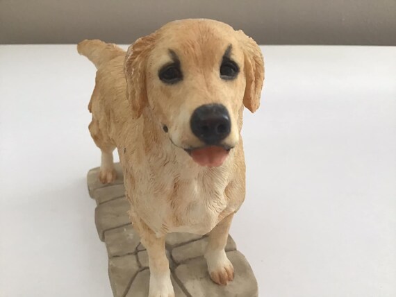 ゴールデンレトリバーの立ち姿の犬の置物 シェラット・シンプソン
