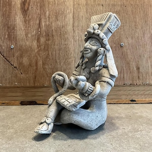 Figura precolombiana Maya Azteca con serpenti Statua in argilla Figurina Inca Effigie antica, Figurina in argilla