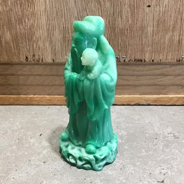 La figurine du dieu chinois vert Fuk signifie famille harmonieuse.