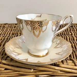 Royal Grafton Fine Bone China Inglaterra Xícara de chá e pires branco e dourado 50º aniversário