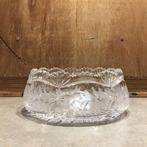 ヴィンテージ クリア フローラル チェコ ボヘミアン リード クリスタル カット クリア ボウル 鋸歯 リム、中央にエッチングされたバラ模様と大きなスターバースト