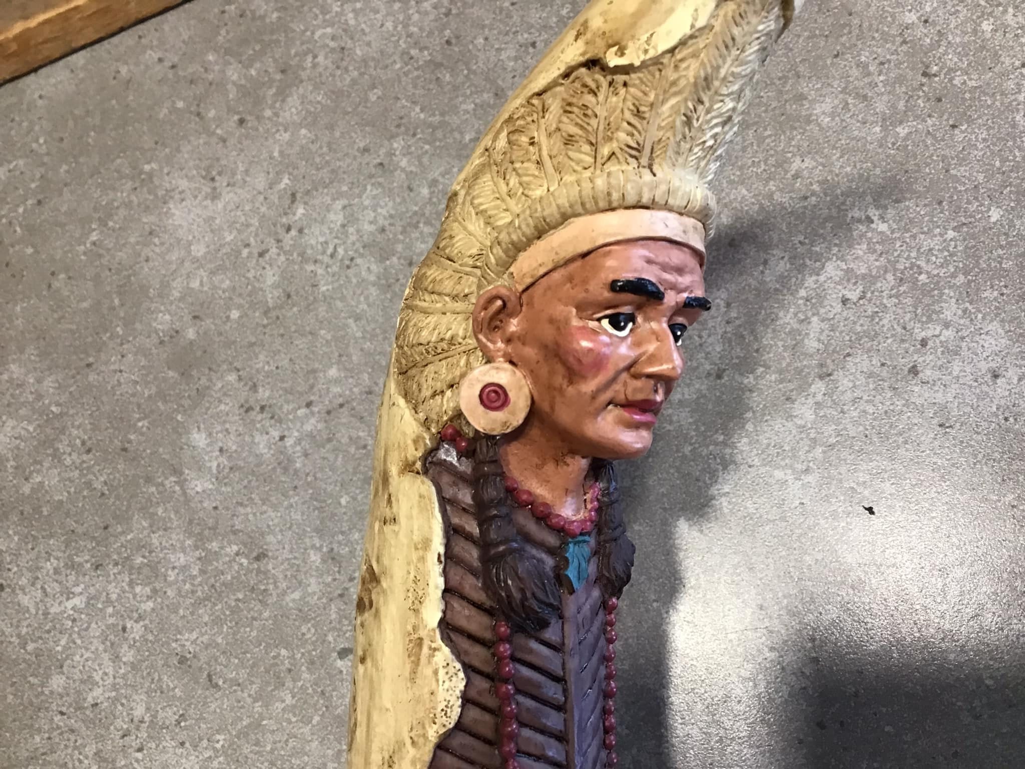 ネイティブアメリカンインディアンの置物 彫刻された樹脂の角