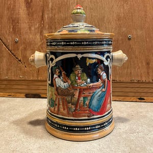 Vintage West Germany Majolika Dose – Deckeltopf Keramik Bowle Terrine – Relief Wirtshaus Szene – Löwenkopf Griffe Keksdose