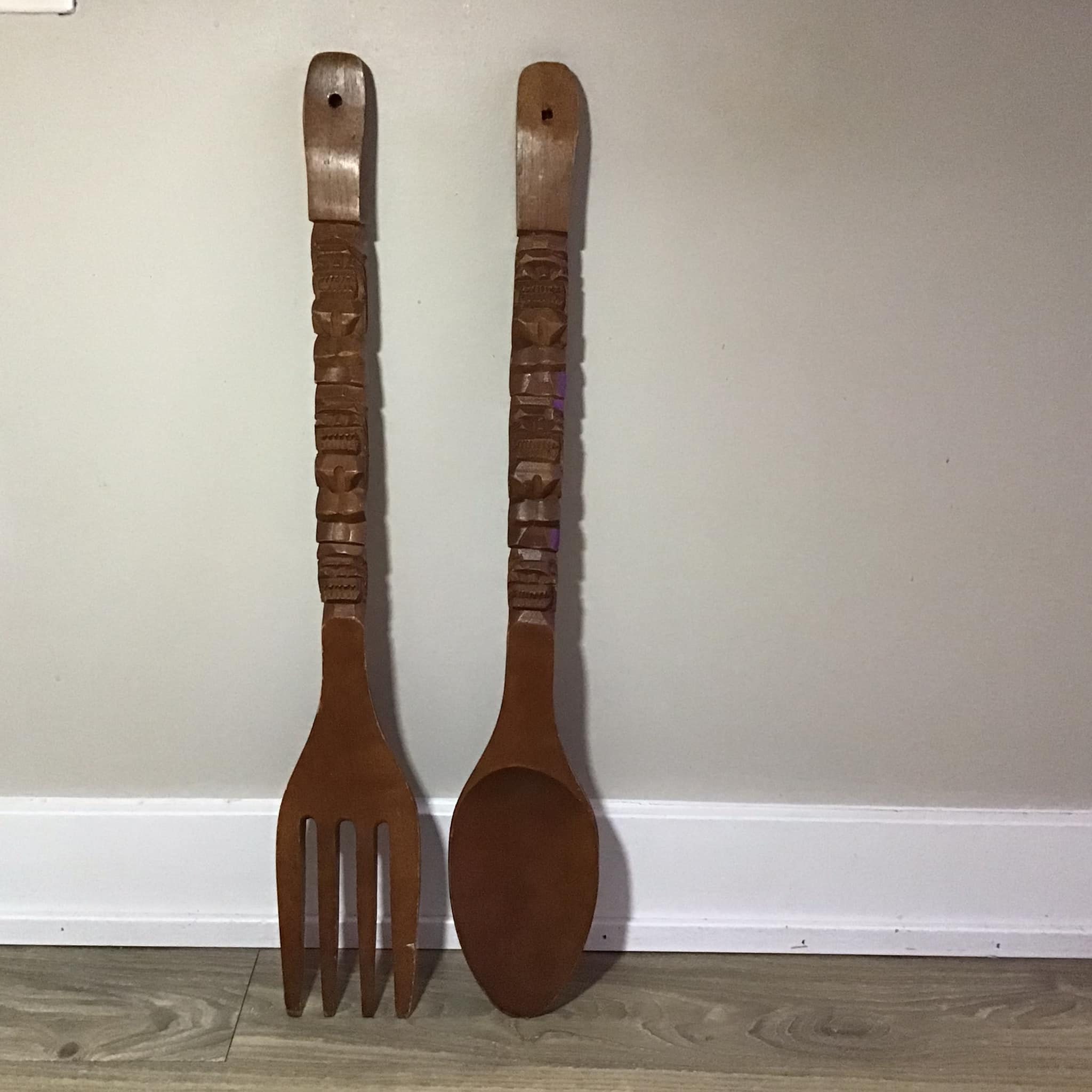 ヴィンテージの木製彫刻フォークとスプーンセット：70年代のキッチン壁