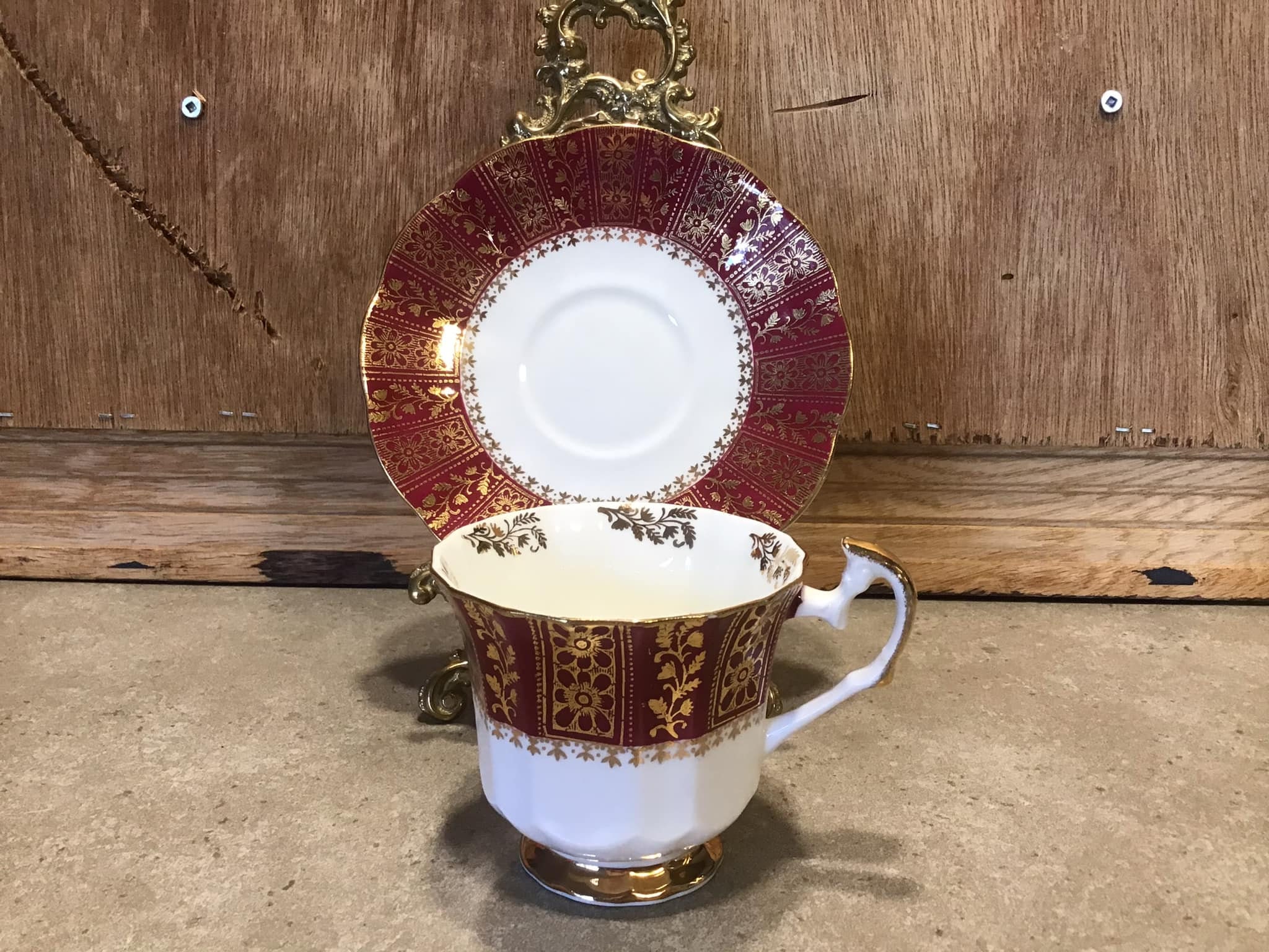 Elizabethan Fine Bone China Hand Decorated Vintage Tea Cup and Saucer Red  Panels, Leaves and Vines Design 