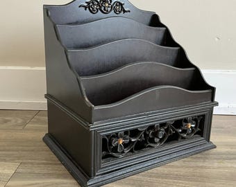 Organizador de mesa vintage em madeira, organizador de correspondências com gaveta, detalhes florais ornamentados.