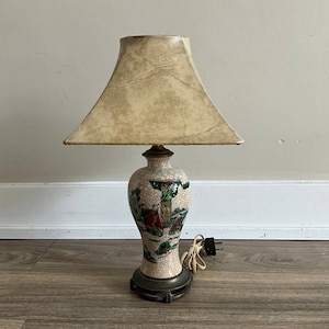 Lampada da tavolo antica asiatica con paralume e base in metallo
