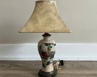 Antieke Aziatische tafellamp met lampenkap en metalen voet