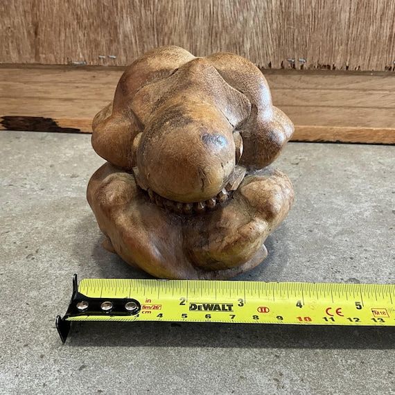 ヴィンテージの泣く仏像の木彫り：手彫りのヨギマンアート - Etsy 日本