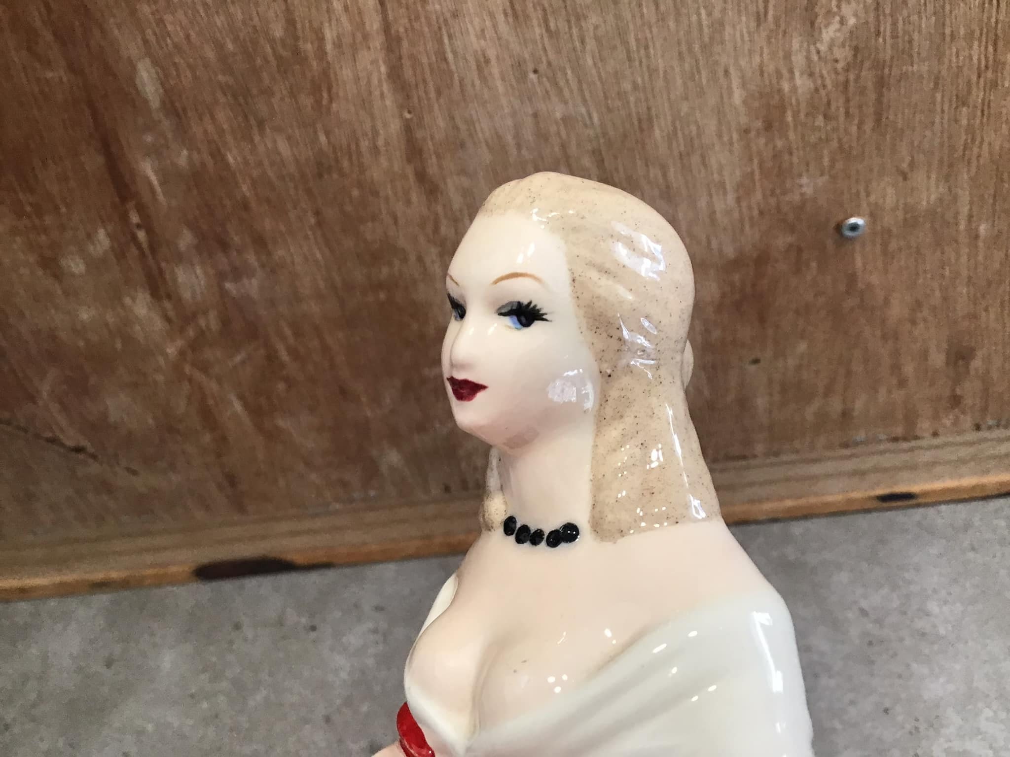 ヴィンテージ セラミック ビクトリア朝の女性像 赤いドレス 1988年