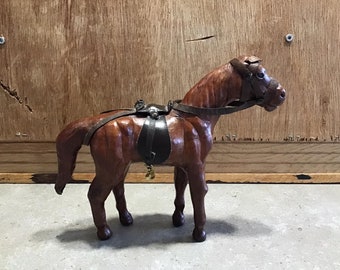 ヴィンテージ クリスタル 馬の置物、フロスト ベース、フランス製