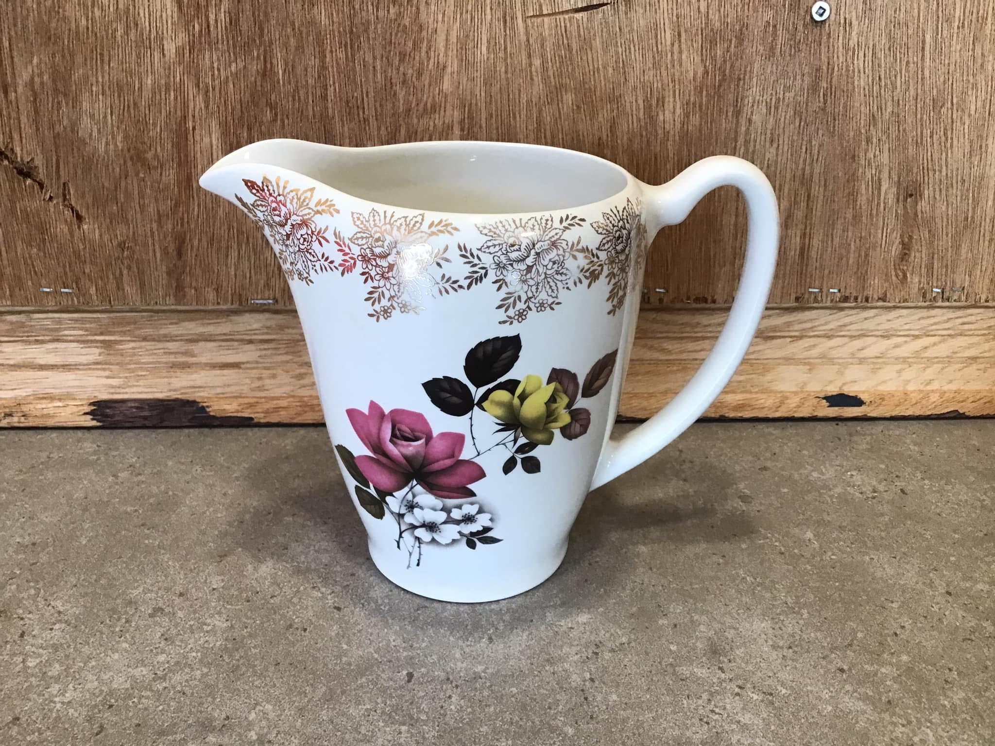 ヴィンテージ ロードネルソン陶器 花柄ピッチャー：24金装飾を施した