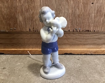 Figura de porcelana vintage de niño con paloma, fabricada en Alemania.