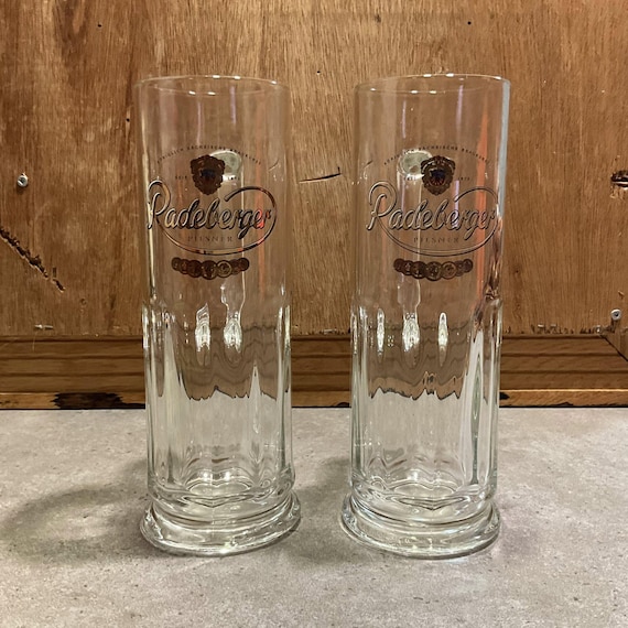Vintage Radeberger Pilsner Biergläser 2er-Set - Deutsche Bierkrüge von SAHM, Gerippte Glasbasis Stemware, Mannhöhlendekor, Brauereigeschenk