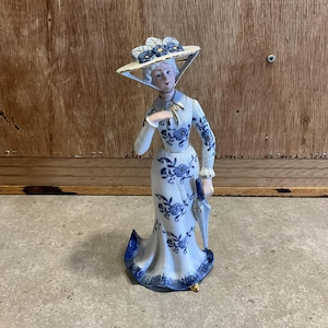 Figurine vintage de dame victorienne en porcelaine : robe à fleurs bleues, bordures dorées - Fabriquée au Japon