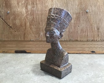ネフェルティティのブロンズ胸像、エジプトのネフェルティティ女王の
