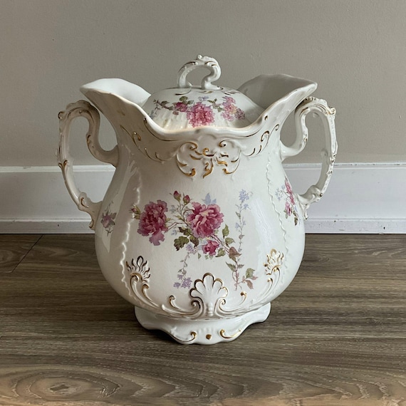 Johnson Bros Royal Semi Porcelain Centerpiece with Lid and Handles, Floral, Made in England