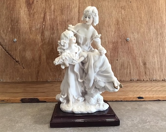 ジュゼッペ・アルマーニ 『傘を持つ女性』 1987年 イタリア ヴィンテージ Lady With Umbrella by Giuseppe Armani | Elegant Porcelain
