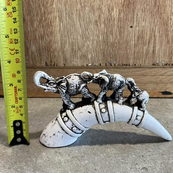 象牙の橋に立つ象の家族の樹脂製彫刻（高さ6.5インチ） - Etsy 日本
