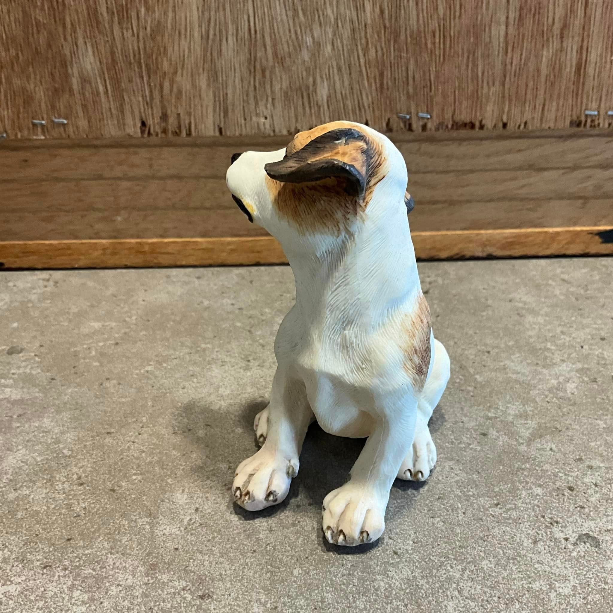 樹脂製ジャック・ラッセル・テリアの置物：気配りのある子犬の像