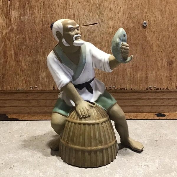 vintage Shiwan Asiatique Chinois Figurine Pêcheur avec poisson et panier, statue d’argile vintage