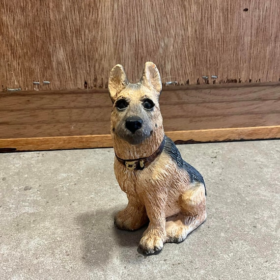 樹脂製ジャーマンシェパードドッグの置物、座っている犬の彫刻 