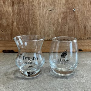 Peut inclure: Deux verres à liqueur El Dorado Rum en verre transparent. Un verre a un fond arrondi et l'autre a une base évasée.
