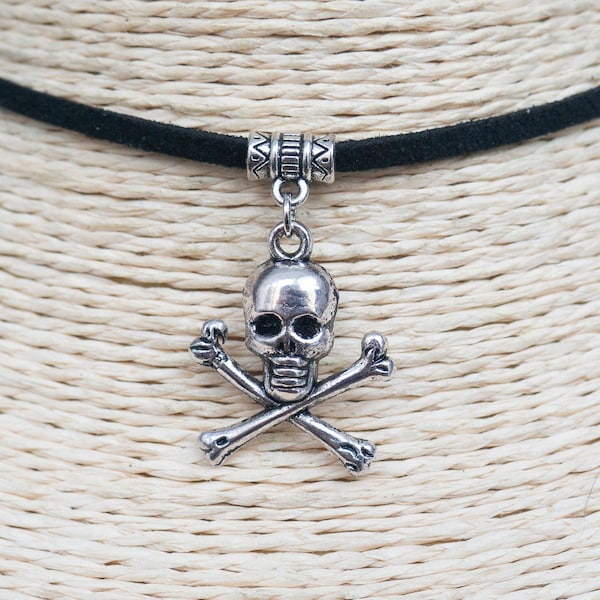 Collier tête de mort et os croisés Collier cordon Collier ras de cou végétalien Collier ras de cou pirate Collier en daim noir Collier unisexe