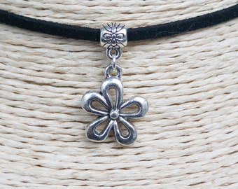 Collier floral avec pendentif ras de cou cordon Collier minimaliste Ras de cou végétalien Collier en daim noir Cadeau pour elle