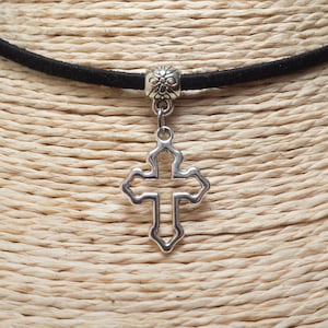 Gargantilla con colgante de cruz: Collar religioso con cordón, joyería unisex.