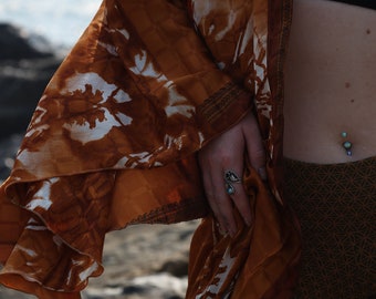Túnica de kimono del Horóscopo Capricornio, tela sari de seda india, mangas acampanadas con tinte abstracto blanco marrón, mangas acampanadas con bolsillos de talla única (6-12)