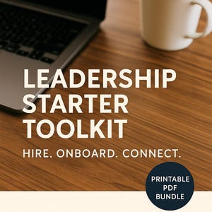 Peut inclure: Un ordinateur portable et une tasse blanche de café sur une surface en bois. Le texte "LEADERSHIP STARTER TOOLKIT", "HIRE. ONBOARD. CONNECT." et "PRINTABLE PDF BUNDLE" sont affichés. Une icône d'équipe est également visible.