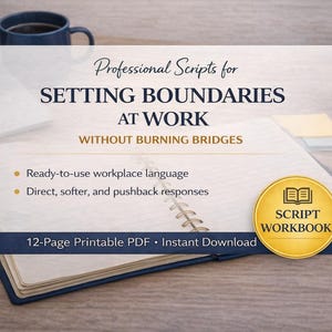 Puede incluir: Un cuaderno abierto sobre un escritorio de madera, titulado "Guiones profesionales para establecer límites en el trabajo sin quemar puentes". Ofrece lenguaje laboral listo para usar y respuestas directas. También se ven una taza de café, un portátil y un bolígrafo.