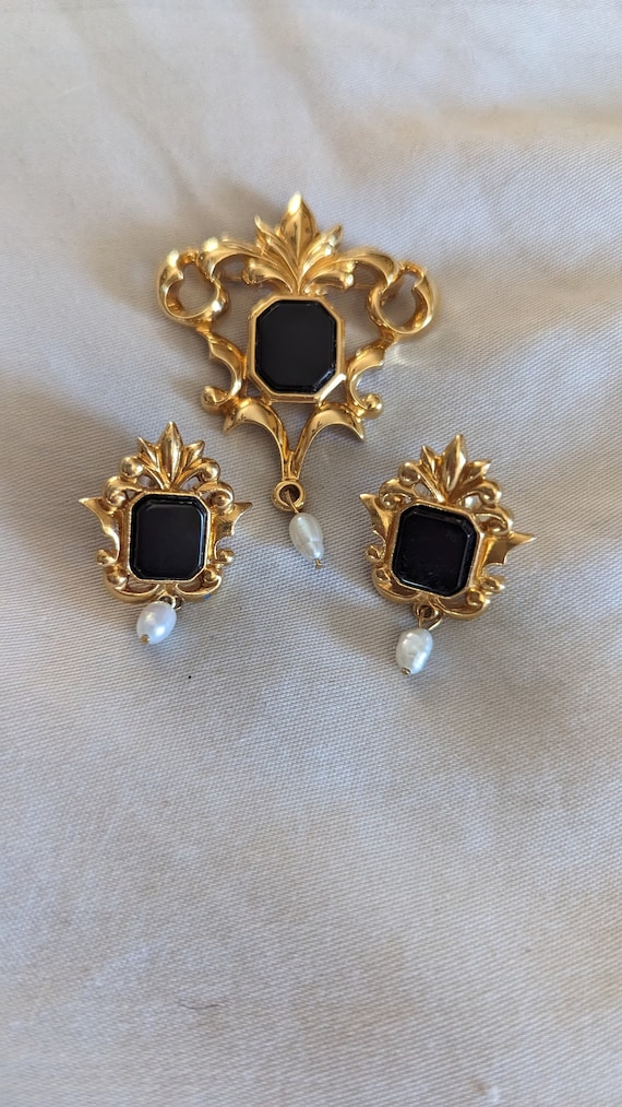Vintage Signed Avon Gold Tone Pearl & Onyx Jewelry