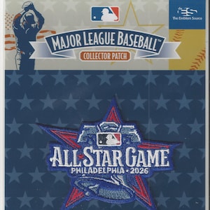 Op de afbeelding: Een set van drie keramische mokken met een gespikkelde, matte afwerking. De mokken zijn in crème, lichtgrijs en donkergrijs. Elke mok heeft een eenvoudig, minimalistisch ontwerp.