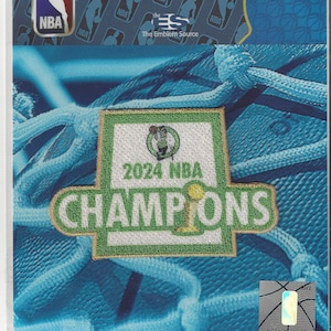 以下が含まれることがあります： 緑と白の刺繍パッチで、「2024 NBA CHAMPIONS」の文字とバスケットボールのトロフィーが描かれています。このパッチはNBAによって正式にライセンスされており、コレクターのパッチシリーズの一部です。