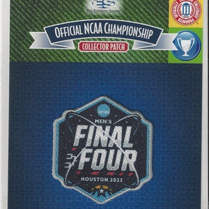 Op de afbeelding: Een blauw en wit geborduurd patch met de tekst "Men's Final Four Houston 2023". De patch zit in een plastic zak met de tekst "The Emblem Source Official NCAA Championship Collector Patch" aan de voorkant.