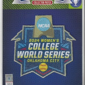 Pode incluir: Um remendo bordado azul e dourado com o texto "2024 Women's College World Series Oklahoma City" e um gráfico de softball. O remendo é etiquetado como "Official NCAA Championship Collector Patch".