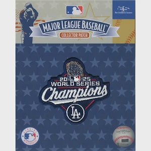 以下が含まれることがあります： 「2025 World Series Champions」の文字とLAロゴが入った、メジャーリーグベースボールのコレクターパッチ。パッチは、白い星とMLBロゴが入った青色の背景に配置されています。