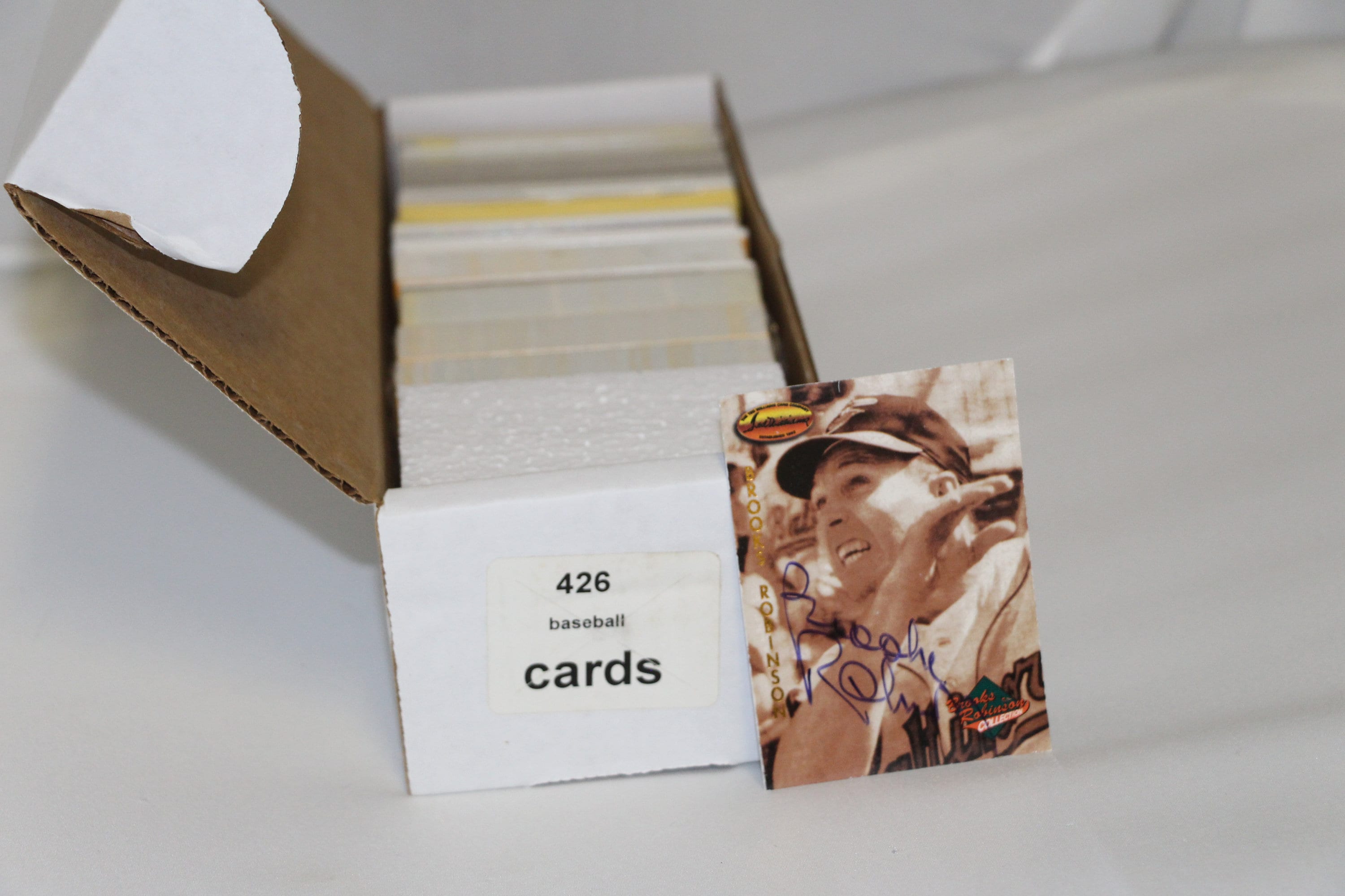 426 cartes de baseball des années 60 à 90) Starter Deck ou Booster Deck + carte autographe Brooks Robinson en prime