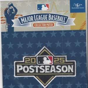 Può includere: Una toppa da collezione della Major League Baseball con il logo MLB e la scritta "MAJOR LEAGUE BASEBALL COLLECTOR PATCH". La toppa include anche il testo "2025 POSTSEASON" e una grafica di baseball.