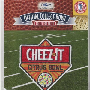 Op de afbeelding: Een geborduurde patch in rood, wit en oranje met de tekst "Cheez-It Citrus Bowl" en een gestileerd citrusboomontwerp. De patch is gemarkeerd met "Official College Bowl Collector Patch".