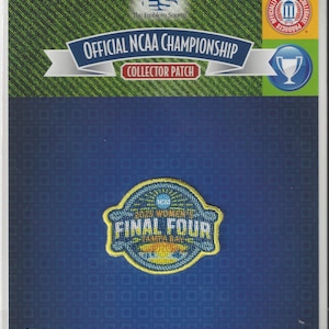 Op de afbeelding: Een blauw en geel geborduurd patch met de tekst "2023 Women's Final Four" en een basketbalafbeelding. De patch zit in een plastic zak met de tekst "Official NCAA Championship Collector Patch" en "The Emblem Source" aan de voorkant.