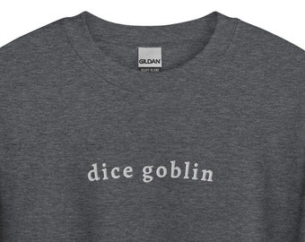 Puede incluir: Una sudadera gris oscuro con el texto "dice goblin" impreso en blanco en la parte delantera.