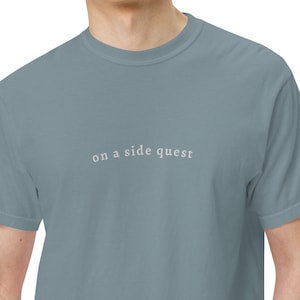 En una misión secundaria / Camiseta minimalista bordada de DnD / Regalo de DnD / Camiseta nerd / Camiseta de jugador / Regalo para jugador
