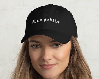 Puede incluir: Una gorra de béisbol negra con texto bordado en blanco que dice "dice goblin".