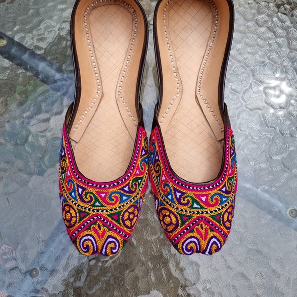 Handmade Womens Pakistani Indian Khussa Sindhi Sandal | Punjabi Jutti | Wedding shoes | Gift For Her |