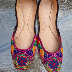 Sindhi Desi  wedding Handmade Womens Pakistani Indian Khussa Sandal | Punjabi Jutti | Wedding shoes | Gift For Her | Geniune leather